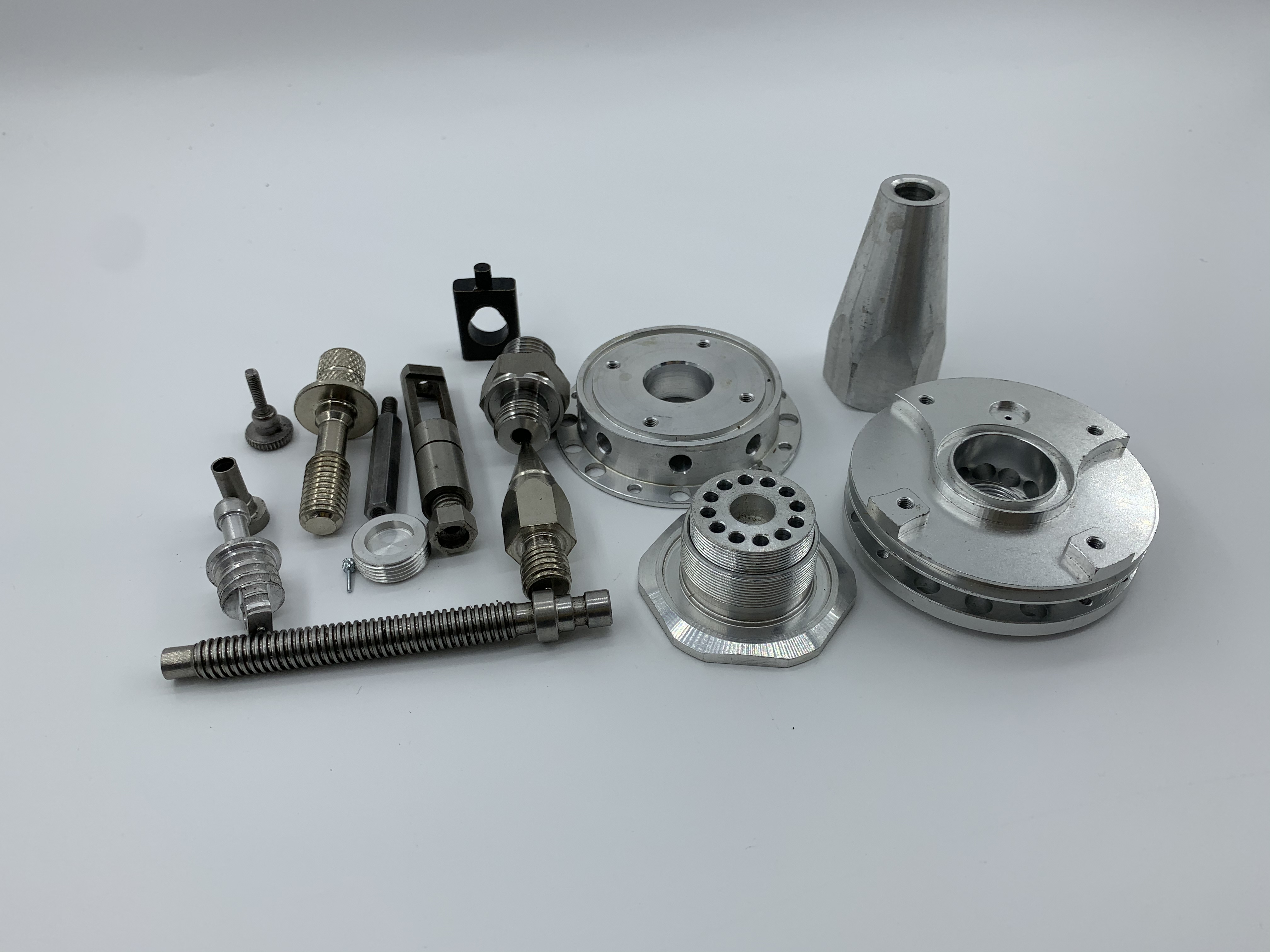 Piezas de mecanizado CNC de acero inoxidable / latón / aluminio de alta calidad personalizadas